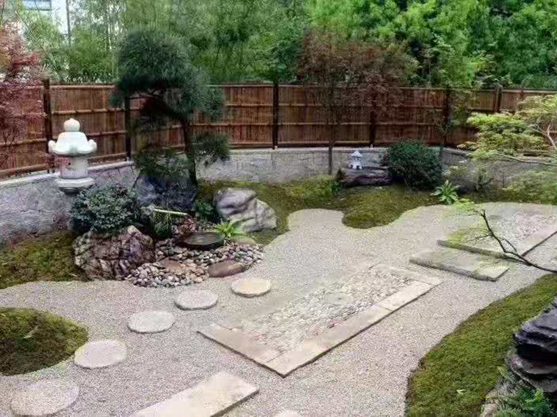 谈球吧平台:确山县公路事业发展中心：高温酷暑不松懈 绿化养护擦亮城市文明底色